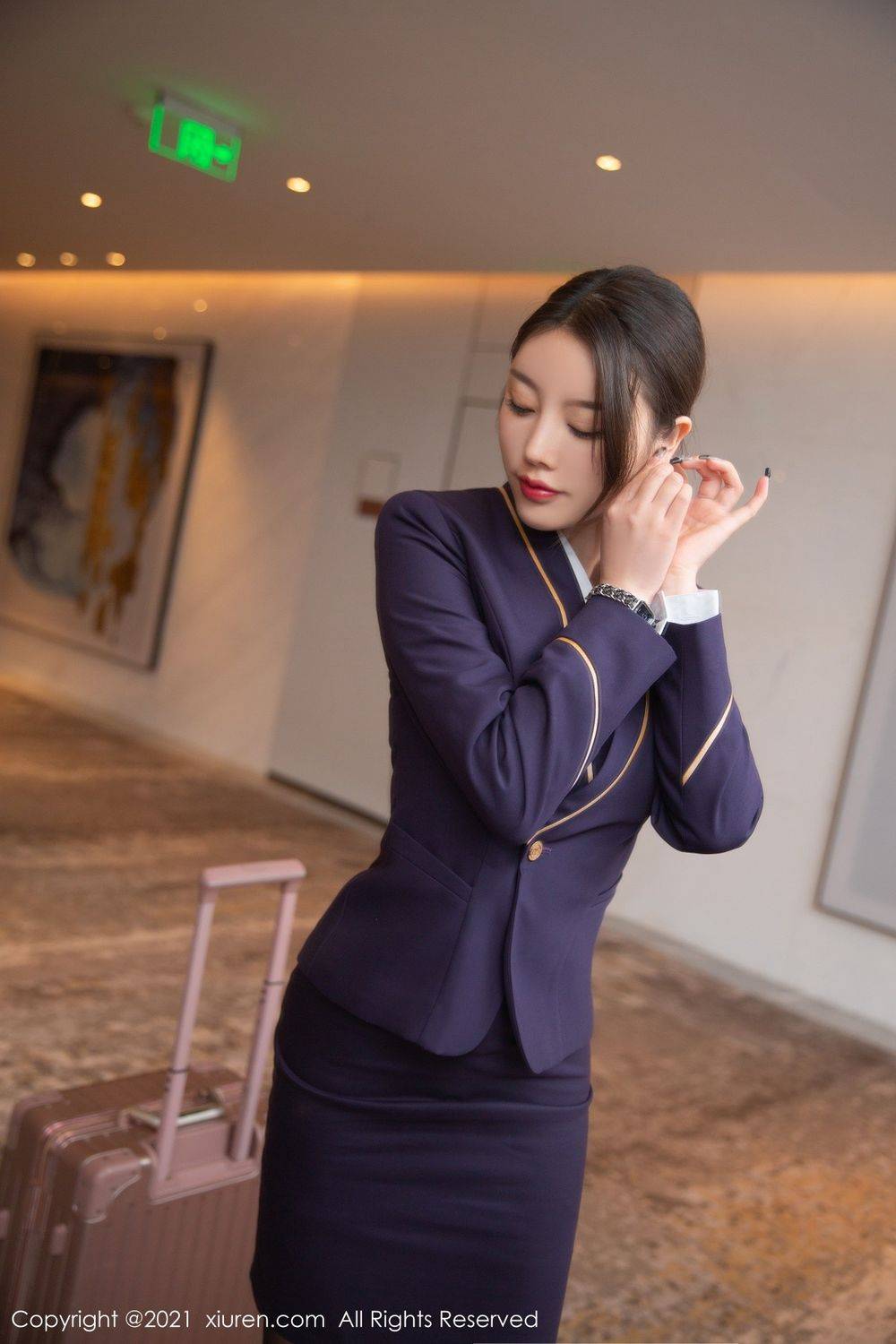 秀人网性感女神杨晨晨Yome空姐制服举杯共饮主题私房写真