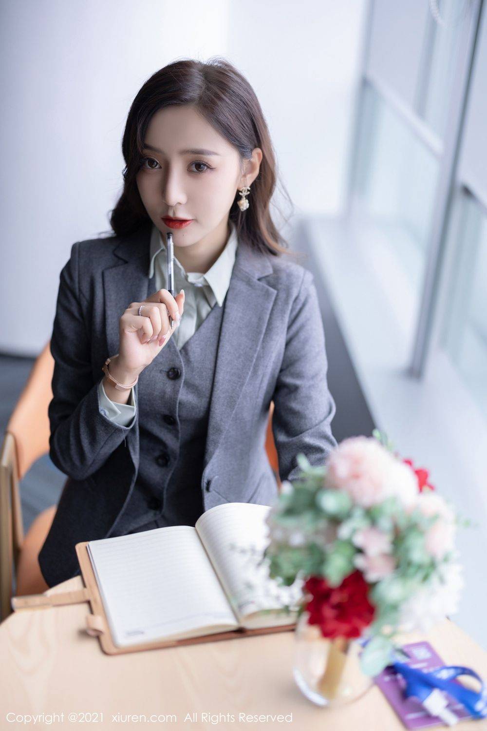 秀人网性感女神王馨瑶yanni职业装OL撩人心怀丝袜系列写真-5