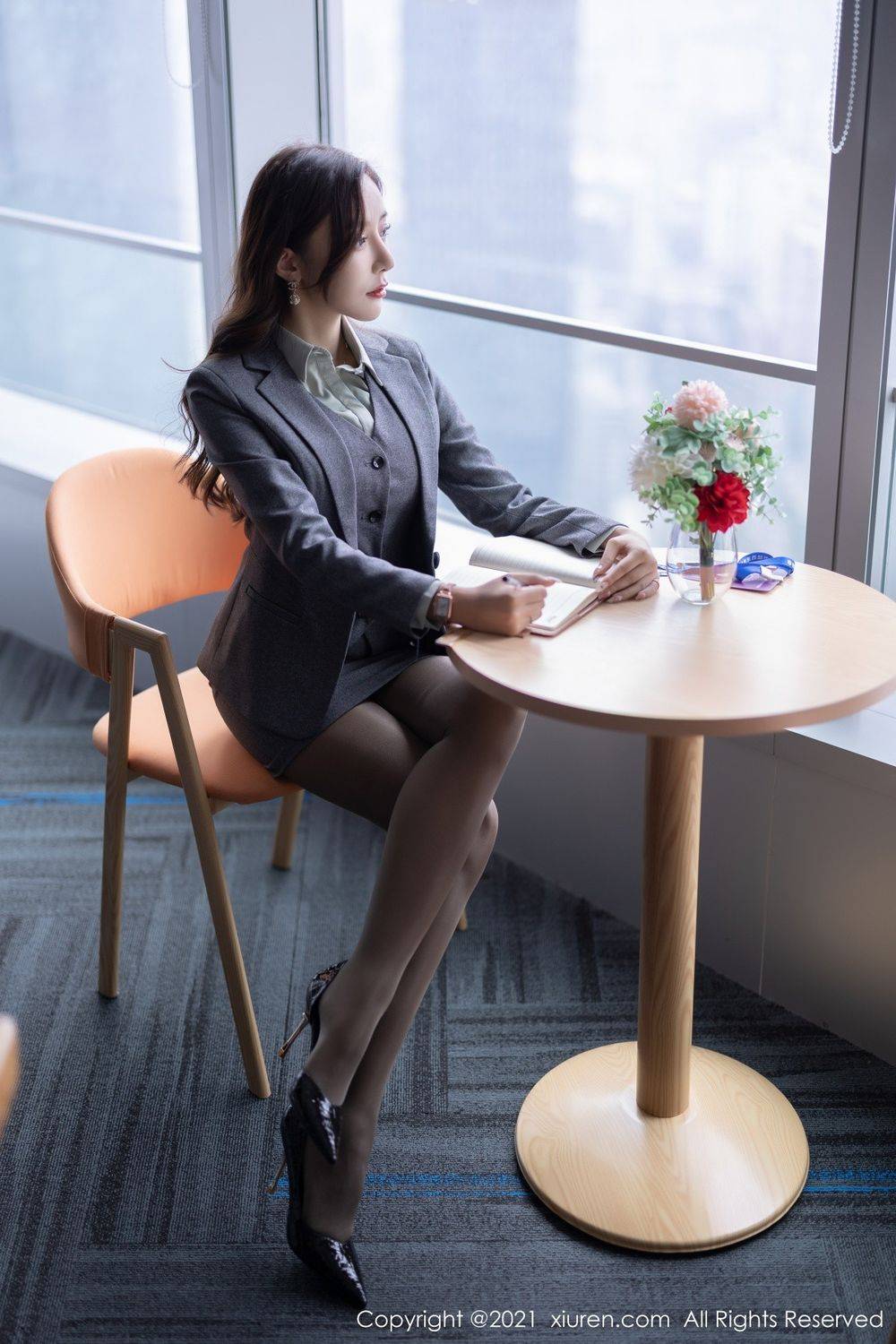 秀人网性感女神王馨瑶yanni职业装OL撩人心怀丝袜系列写真-7