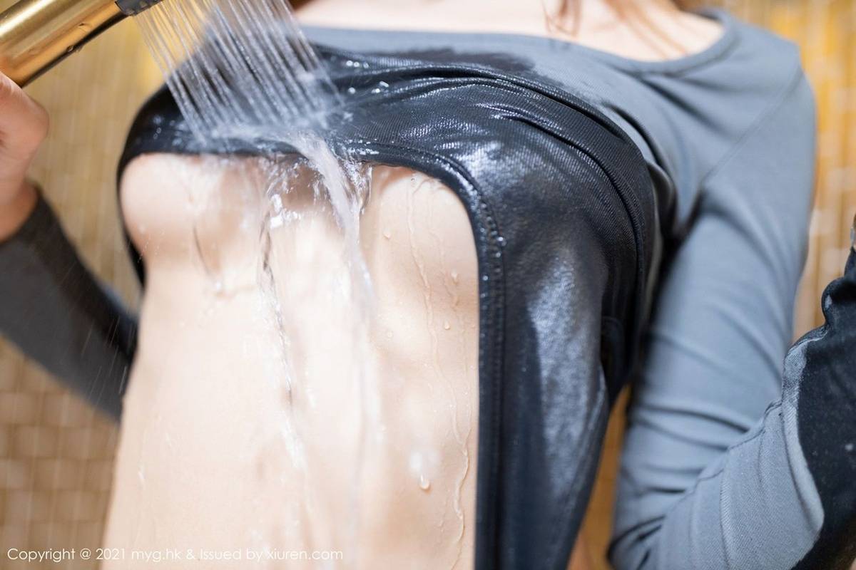 美媛馆性感女神绮里嘉Carina丝袜美腿淋漓绽放浴室场景写真-47