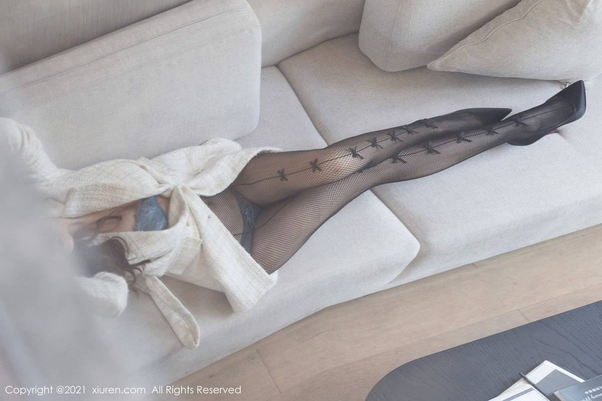 秀人网美女模特艾静香白色上衣搭配黑色镂空丝袜成都旅拍-14