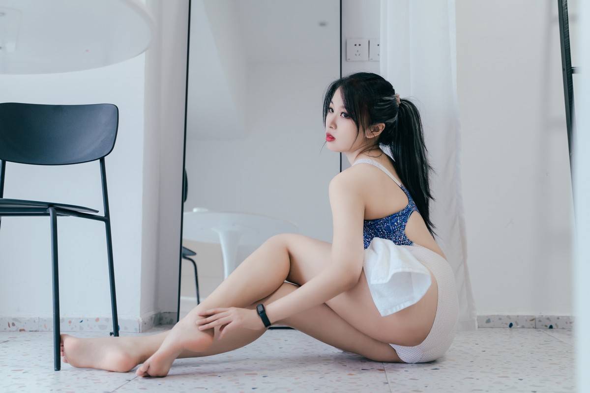 网络美女轩萧学姐连体泳装秀完美身材竞泳主题私房写真-23