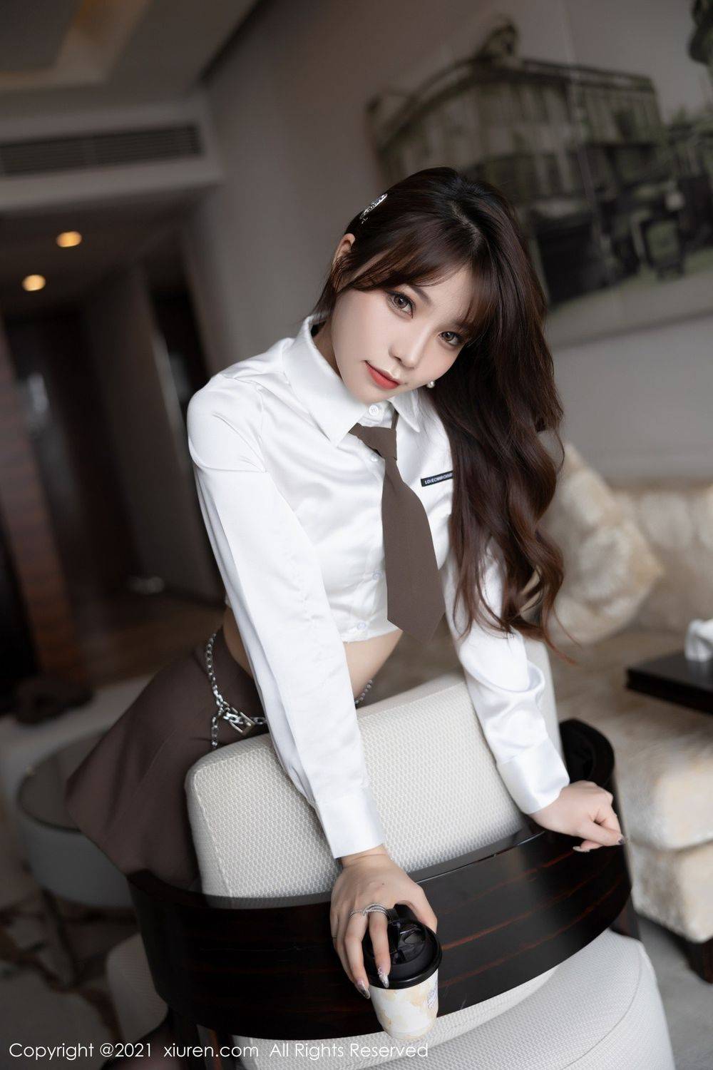 秀人网性感女神芝芝Booty白色上衣+棕色超短裙黑丝系列写真-13