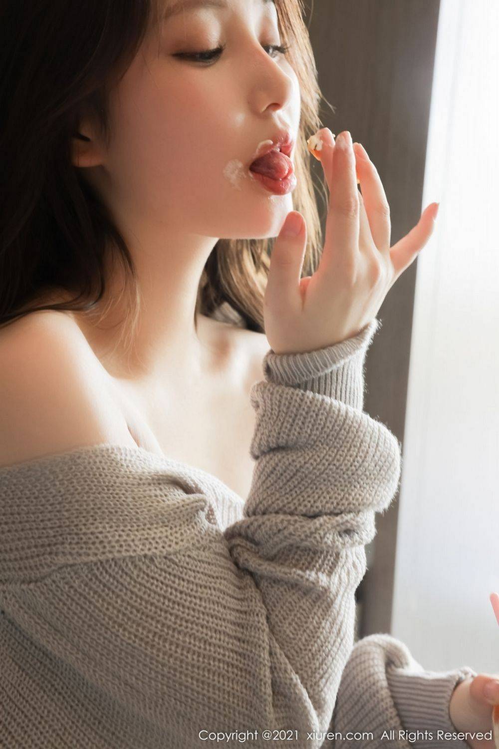 秀人网美女模特兔妹妹灰色上衣搭配格子短裙系列性感写真-26