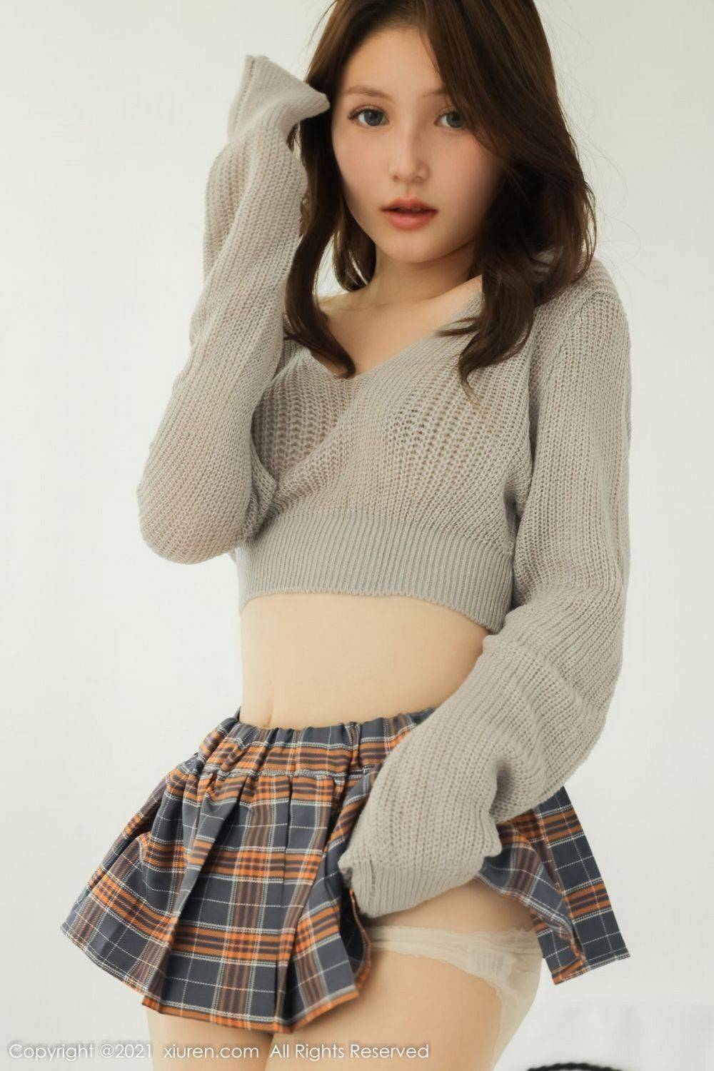 秀人网美女模特兔妹妹灰色上衣搭配格子短裙系列性感写真-31