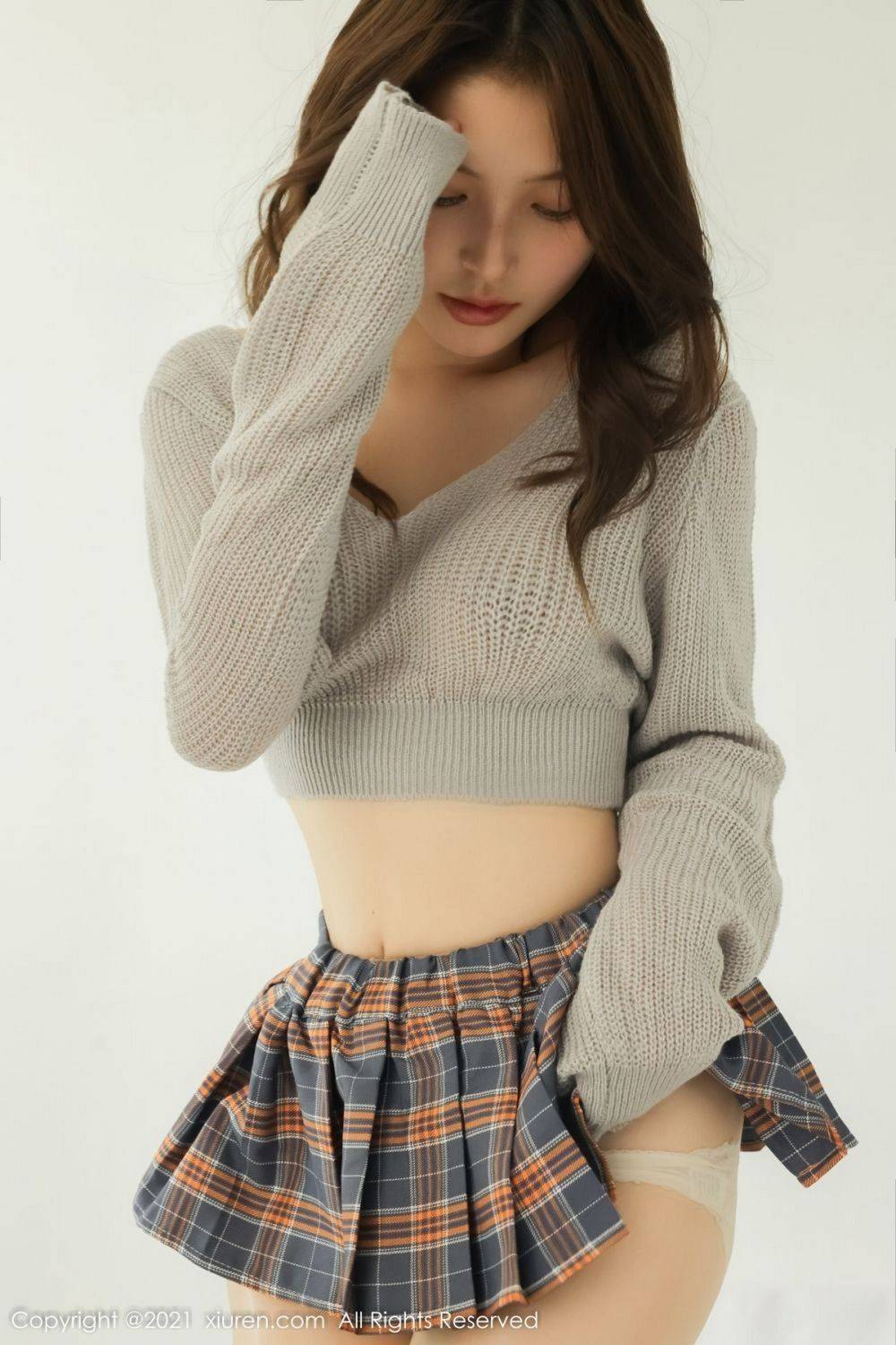 秀人网美女模特兔妹妹灰色上衣搭配格子短裙系列性感写真-35