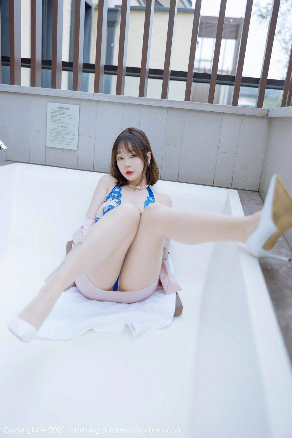 HuaYang花漾性感女神王雨纯粉丝外套配原色丝袜系列成都旅拍-29