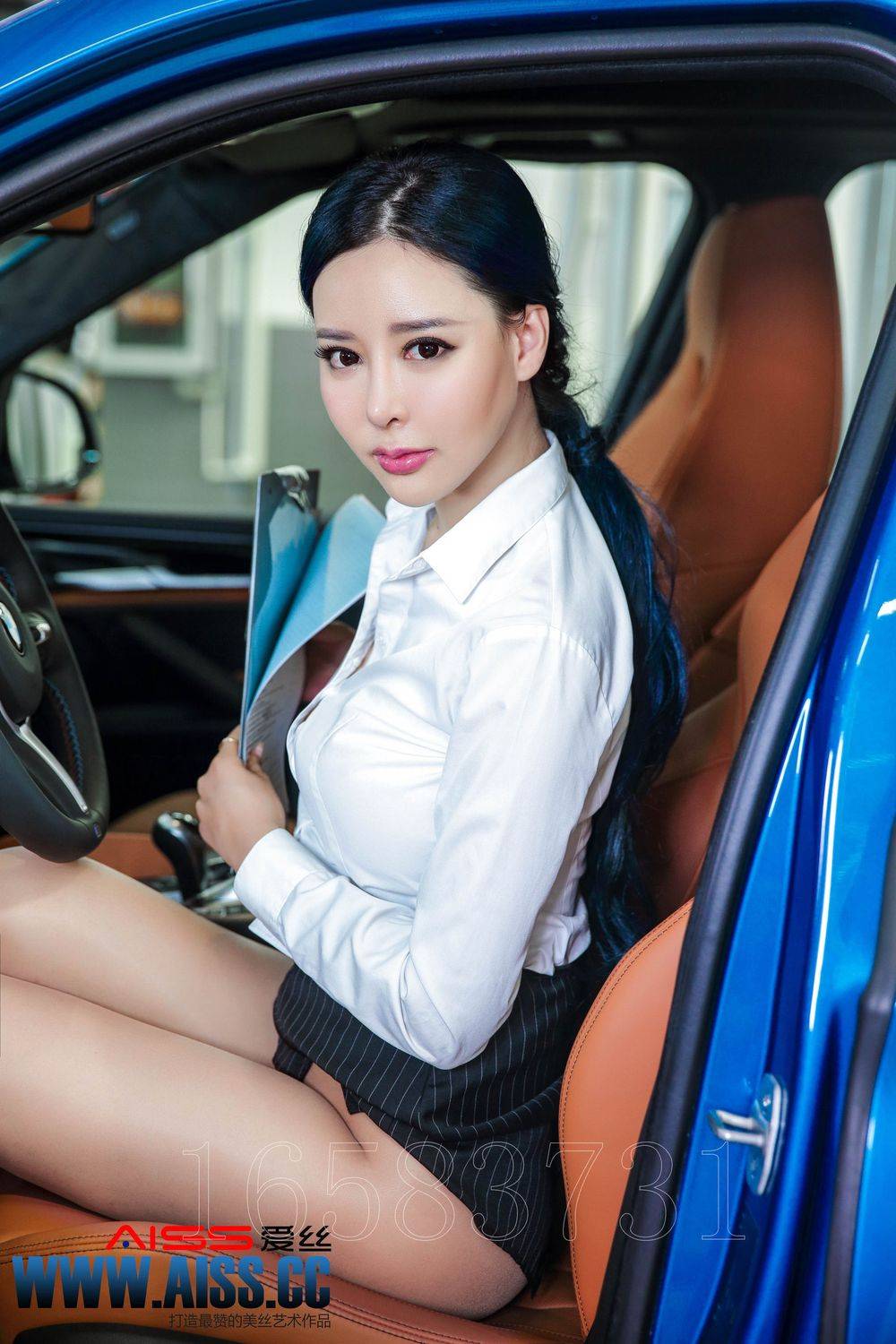 AISS爱丝新人模特索菲丝袜美腿紧急维修职场OL主题性感写真-8