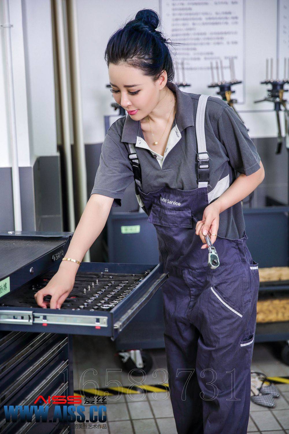 AISS爱丝新人模特索菲丝袜美腿紧急维修职场OL主题性感写真-42