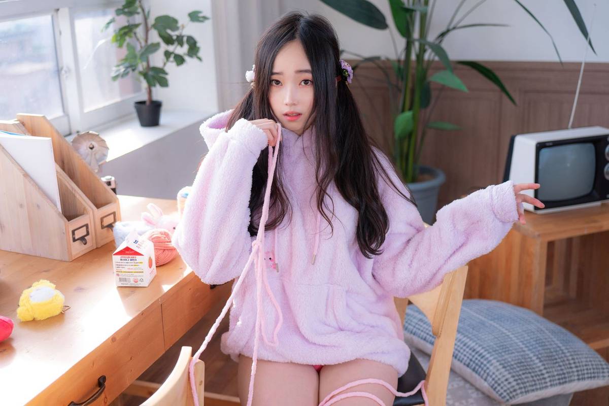 CreamSoda美女模特Bambi黑丝美腿居家女友系列写真-36