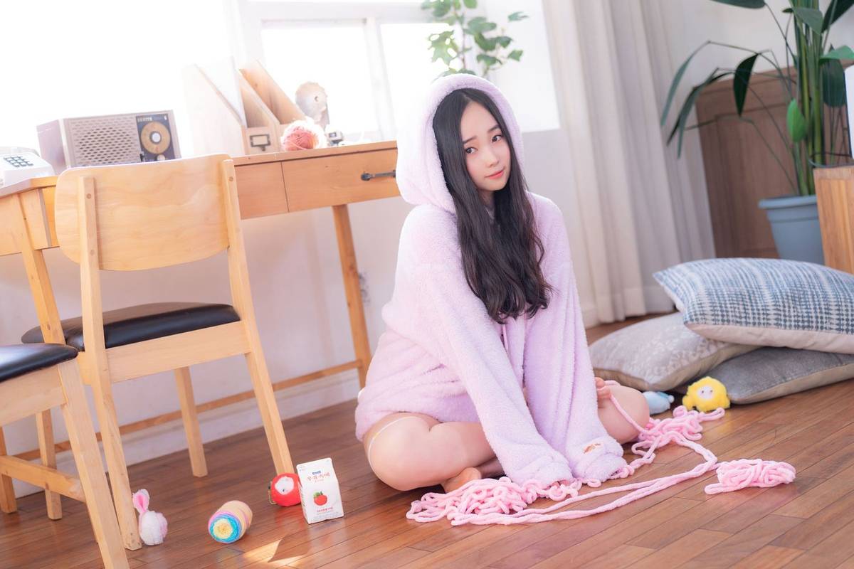 CreamSoda美女模特Bambi黑丝美腿居家女友系列写真-48