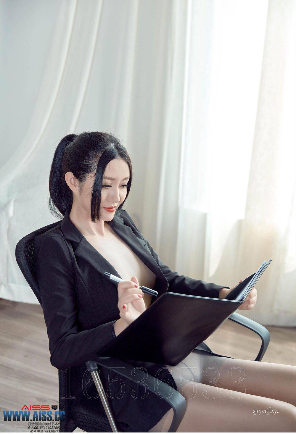 AISS爱丝美女模特严佳丽爱穿裤袜的上司职场OL主题性感写真-11