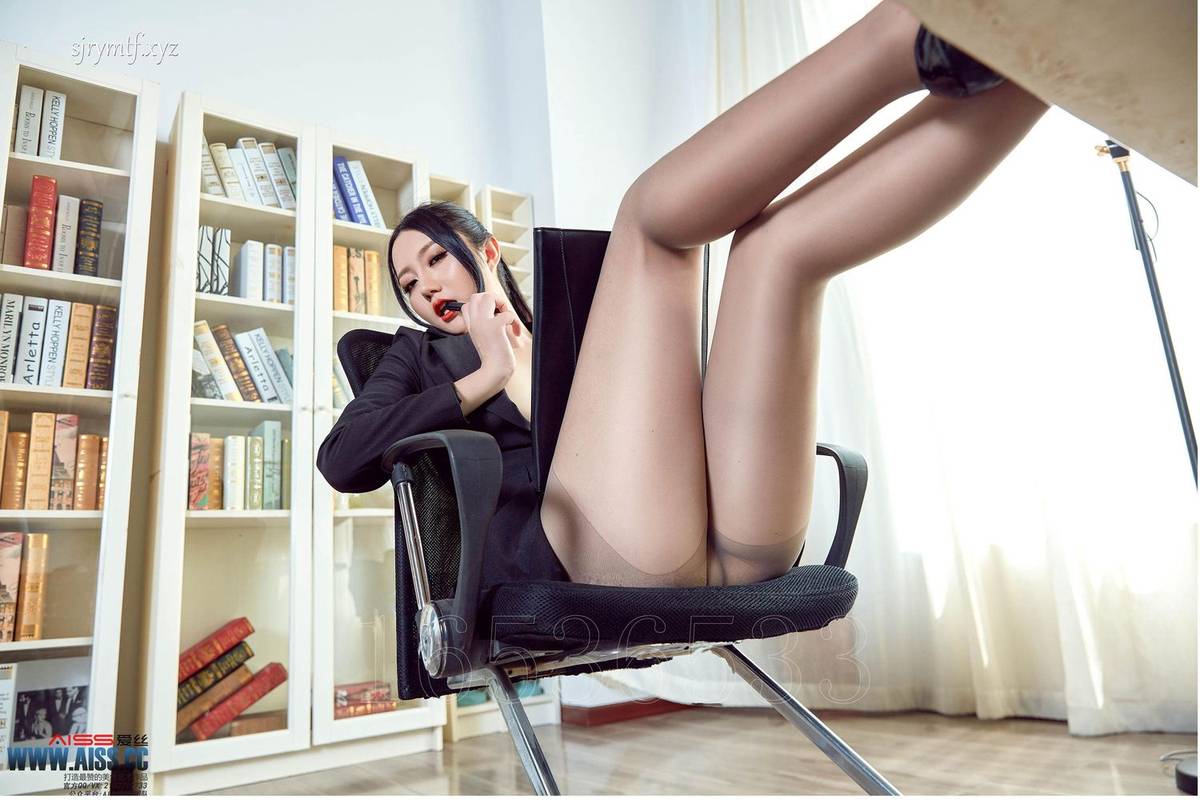 AISS爱丝美女模特严佳丽爱穿裤袜的上司职场OL主题性感写真-12