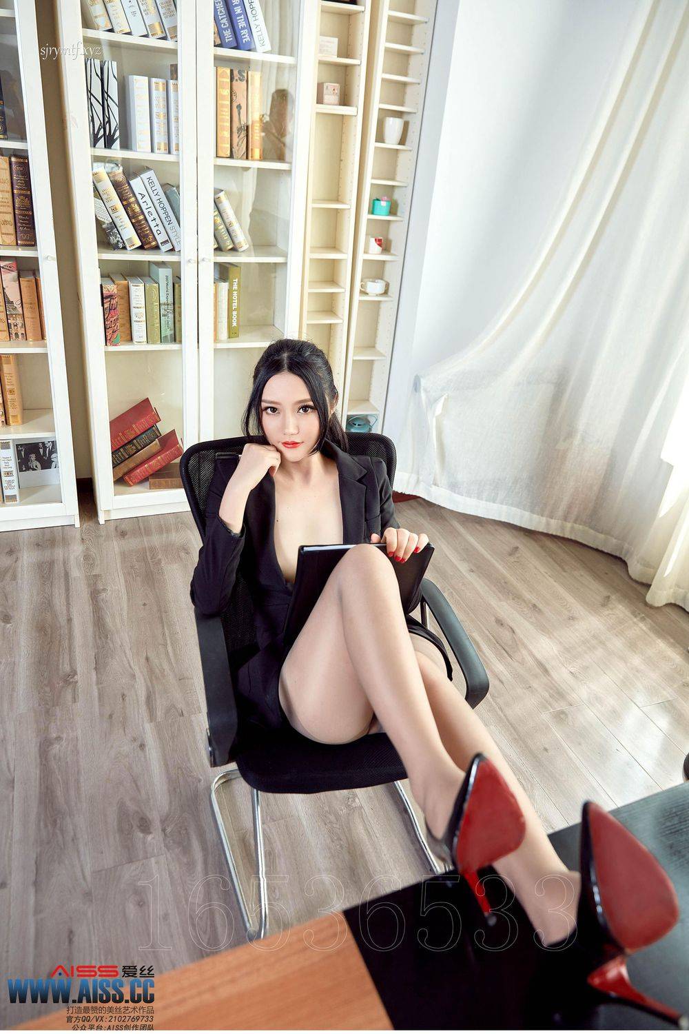 AISS爱丝美女模特严佳丽爱穿裤袜的上司职场OL主题性感写真-13