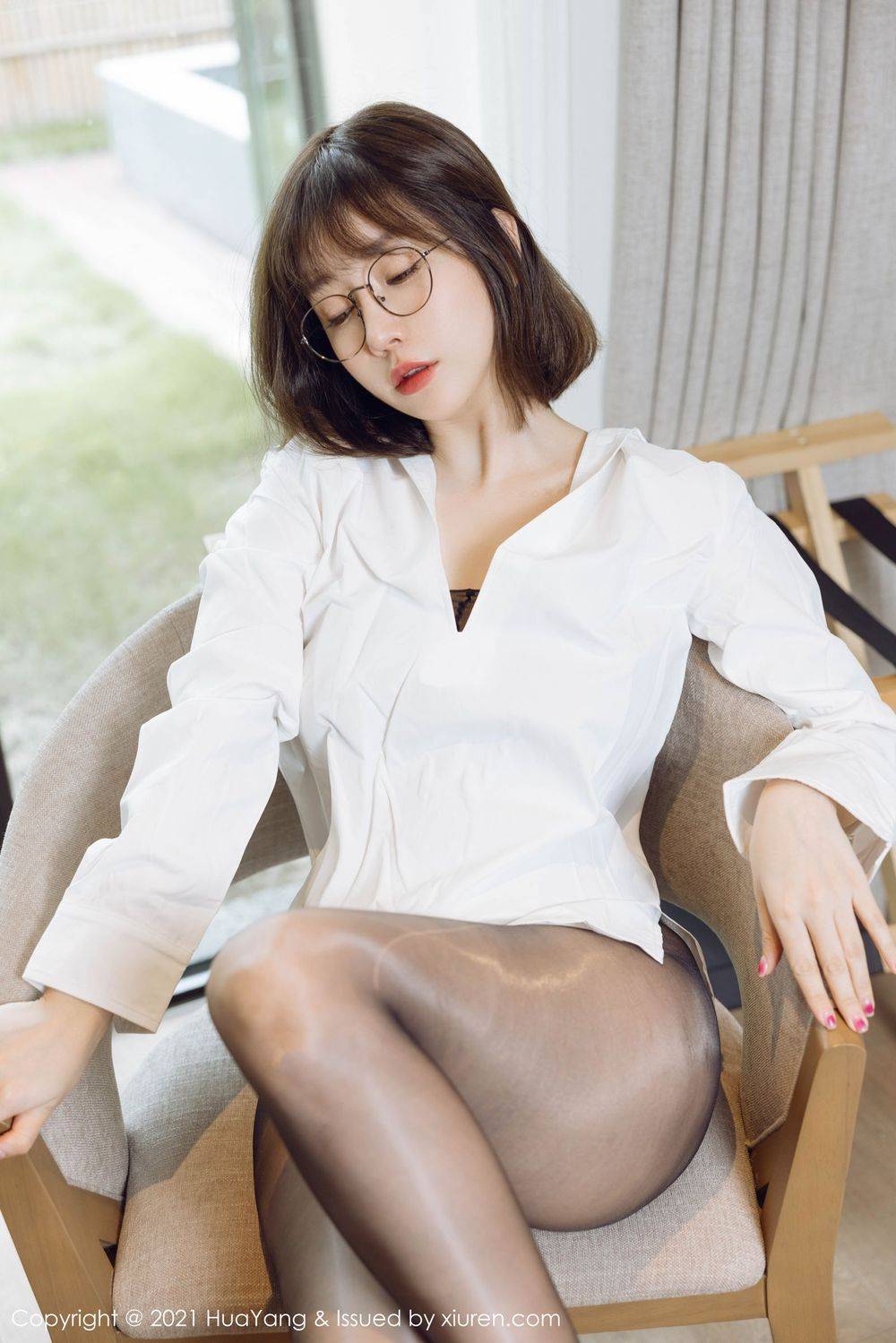 HuaYang花漾性感女神王雨纯白衬衫黑丝与眼镜OL风格成都旅拍-6
