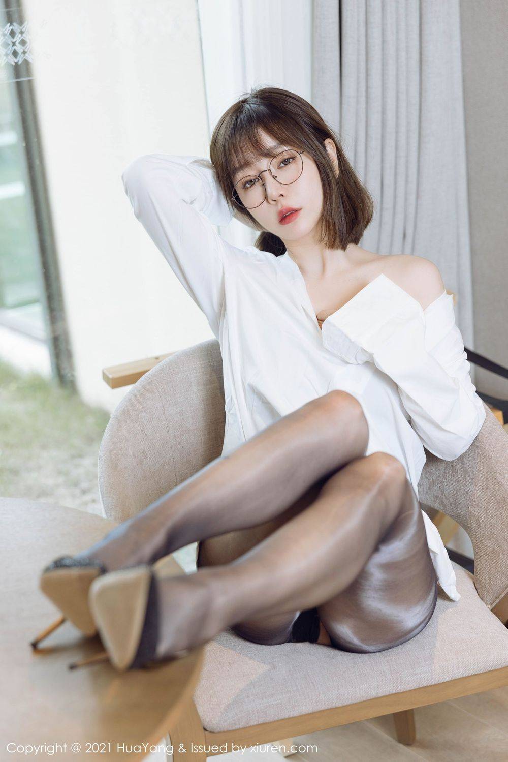 HuaYang花漾性感女神王雨纯白衬衫黑丝与眼镜OL风格成都旅拍-12