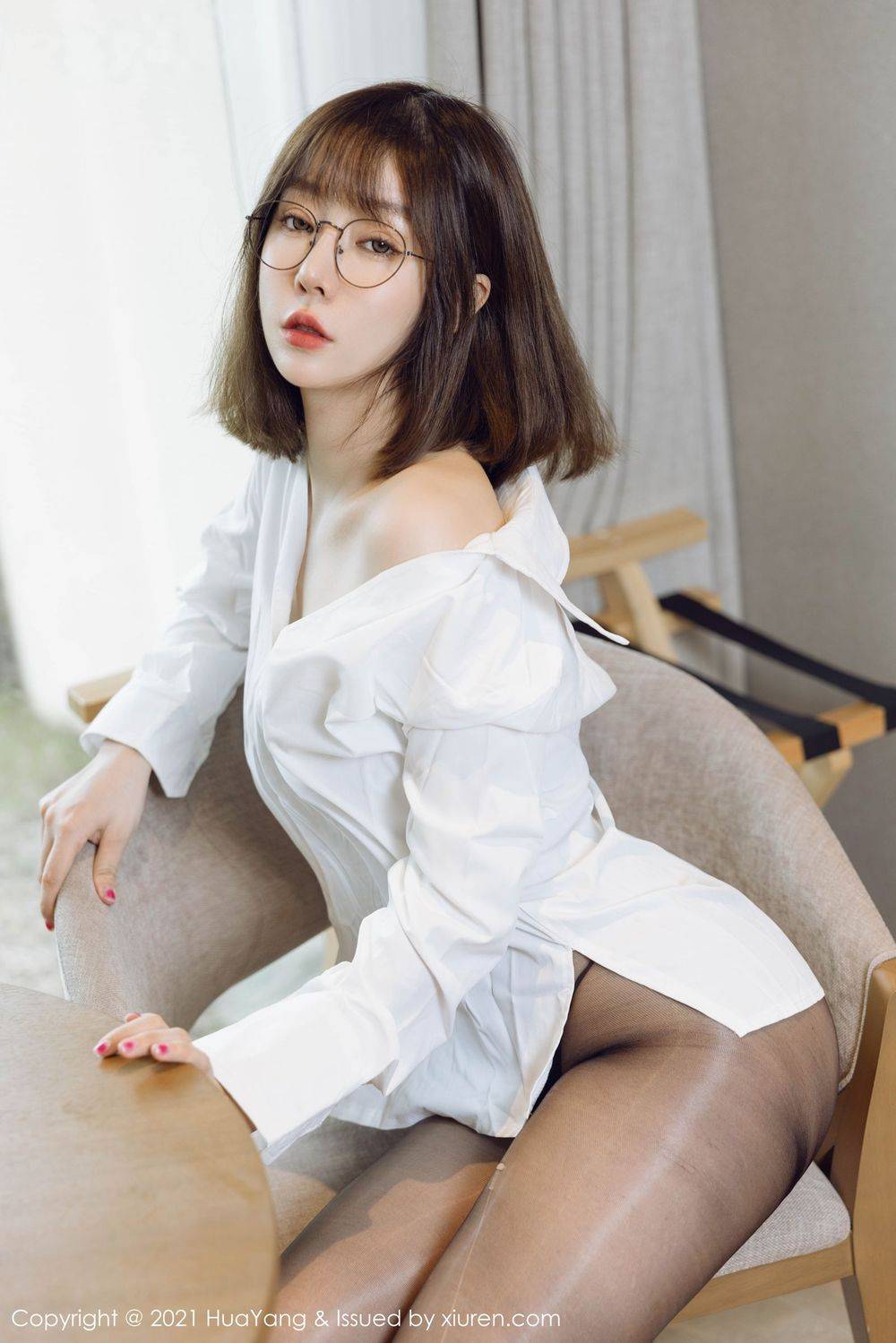 HuaYang花漾性感女神王雨纯白衬衫黑丝与眼镜OL风格成都旅拍-9