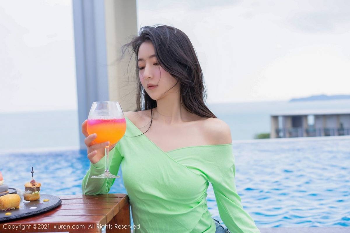 秀人网美女模特熊小诺绿色上衣配牛仔裤酒店场景三亚旅拍-18