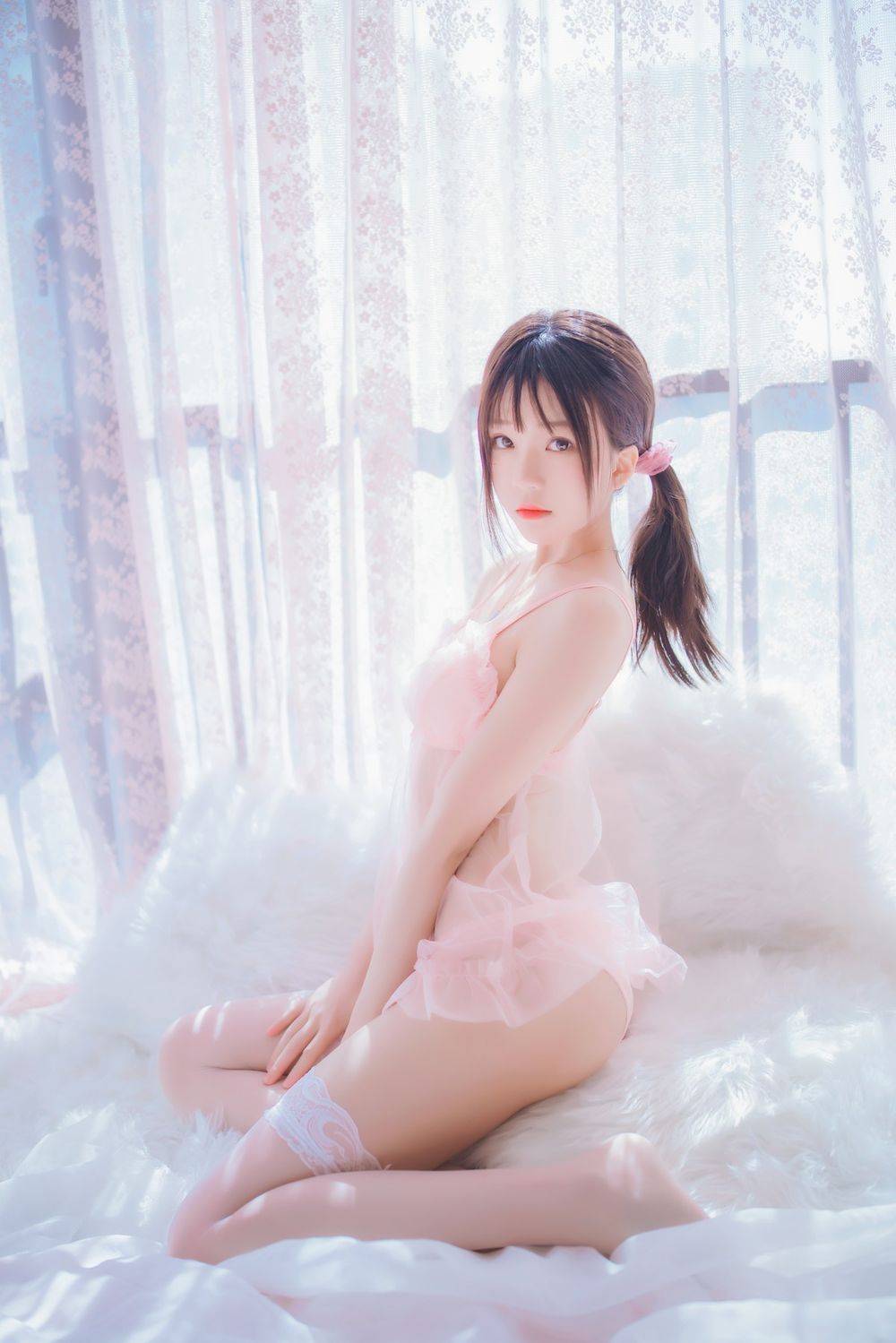 网络美女桜桃喵粉色薄纱睡衣配蕾丝袜初恋的感觉主题写真