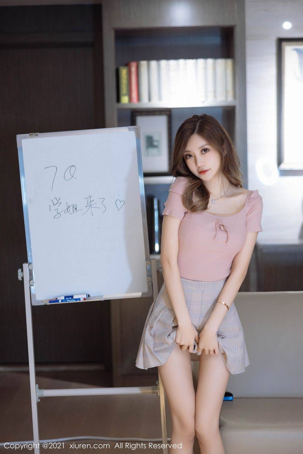 秀人网性感女神绮里嘉ula黑丝美腿职场OL清新旗袍系列套图-56