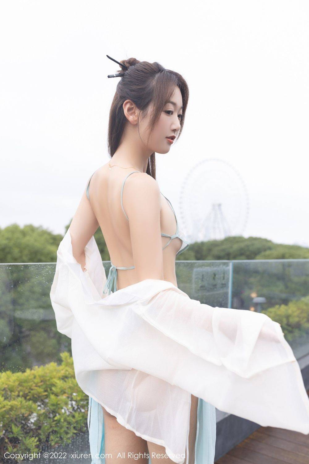 秀人网美女模特唐安琪白色上衣配淡蓝色裙子酒店场景套图-30