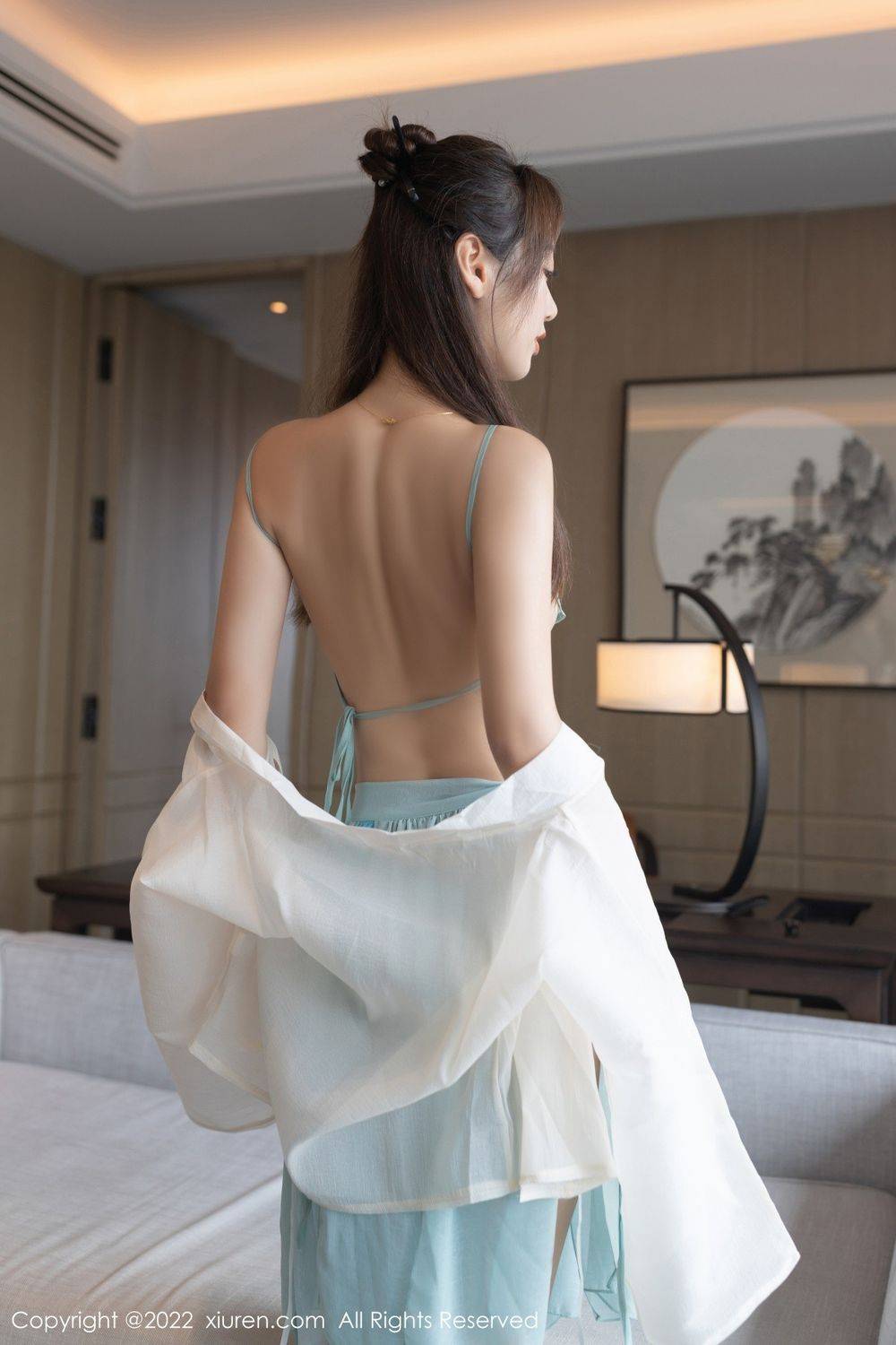 秀人网美女模特唐安琪白色上衣配淡蓝色裙子酒店场景套图-34