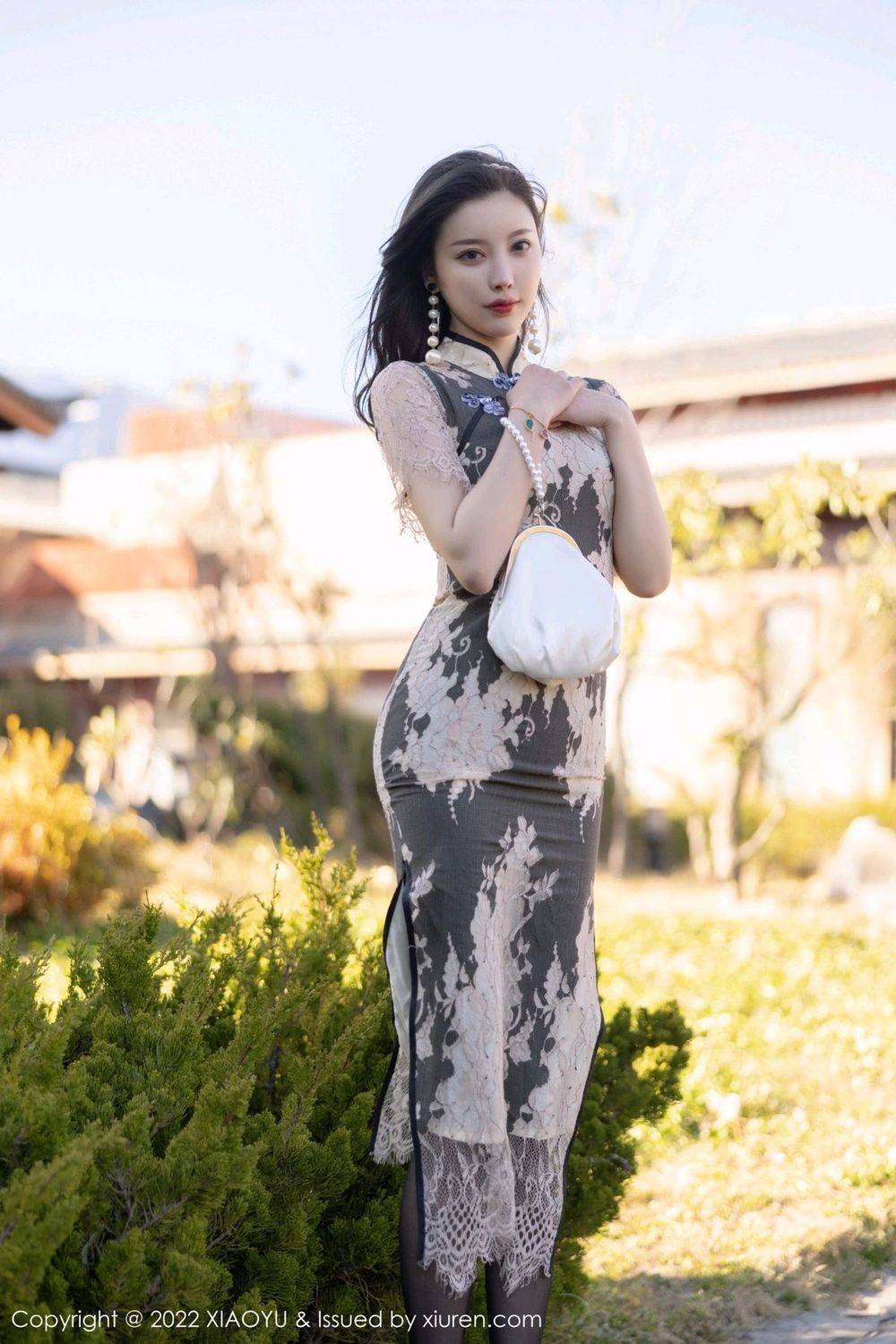 语画界性感女神杨晨晨Yome米色带黑丝图案旗袍丽江心愿旅拍