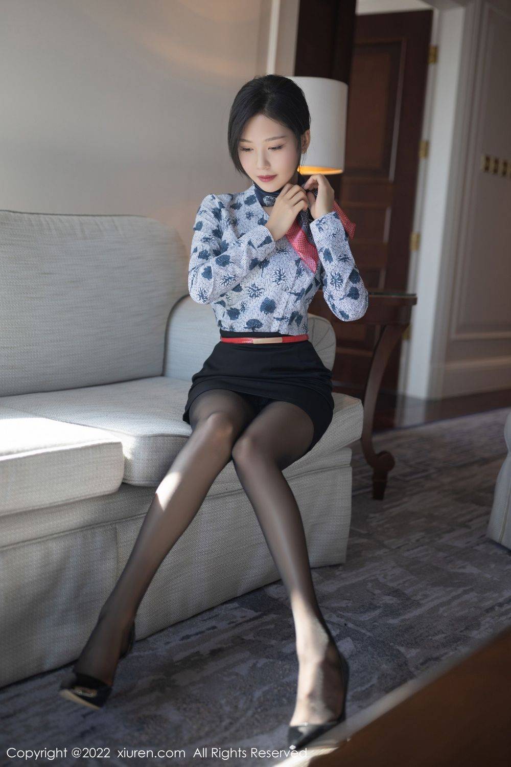 秀人网美女模特抖娘利世空姐制服+深色裙子御姐气息套图-10