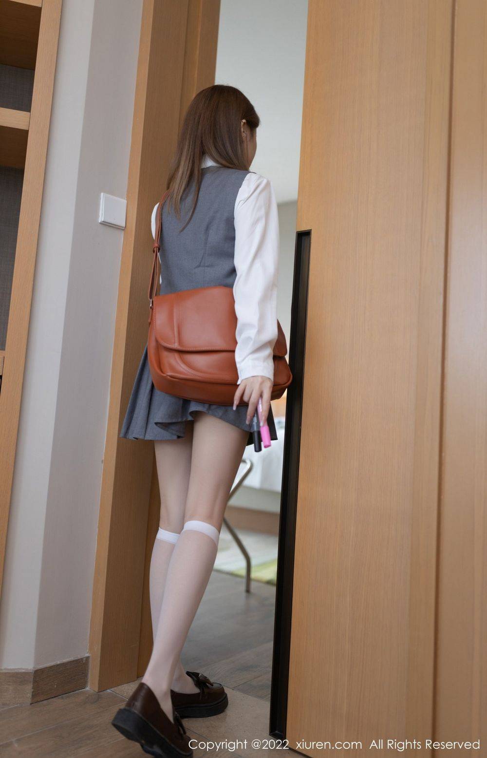 秀人网模特鱼子酱Fish白T灰色短裙搭配丝袜JK系列性感写真-15