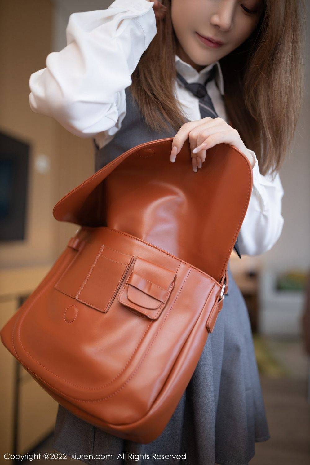 秀人网模特鱼子酱Fish白T灰色短裙搭配丝袜JK系列性感写真-18