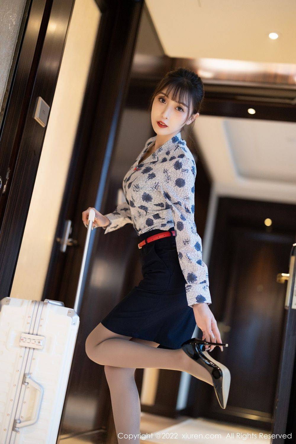 秀人网美女模特林星阑蓝色花纹上衣搭配深色短裙性感写真-6