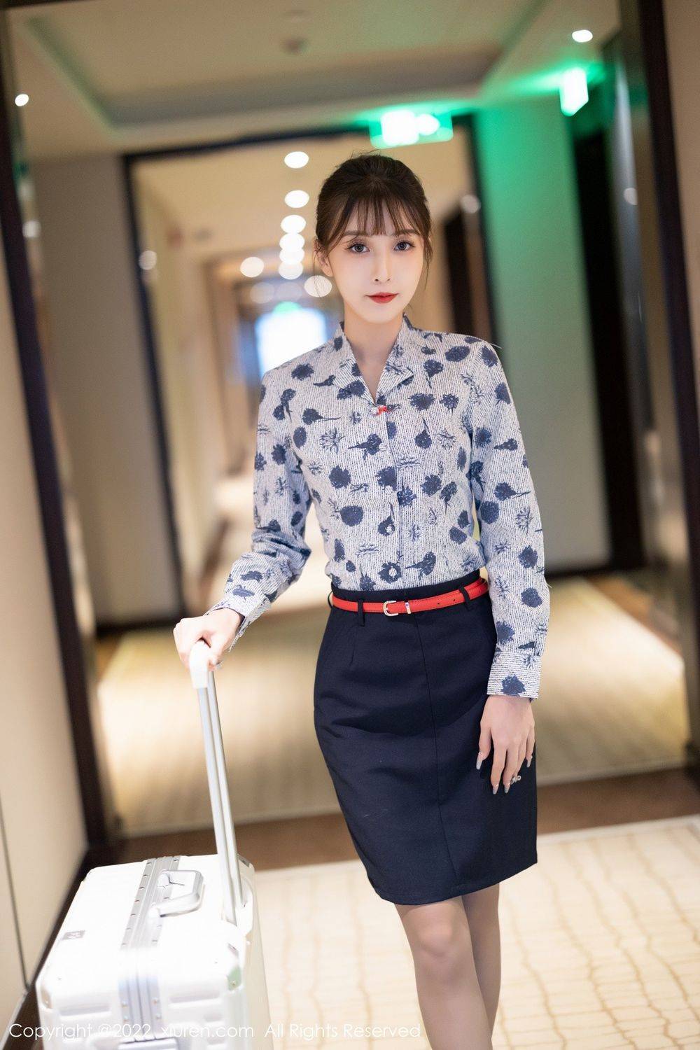 秀人网美女模特林星阑蓝色花纹上衣搭配深色短裙性感写真-4