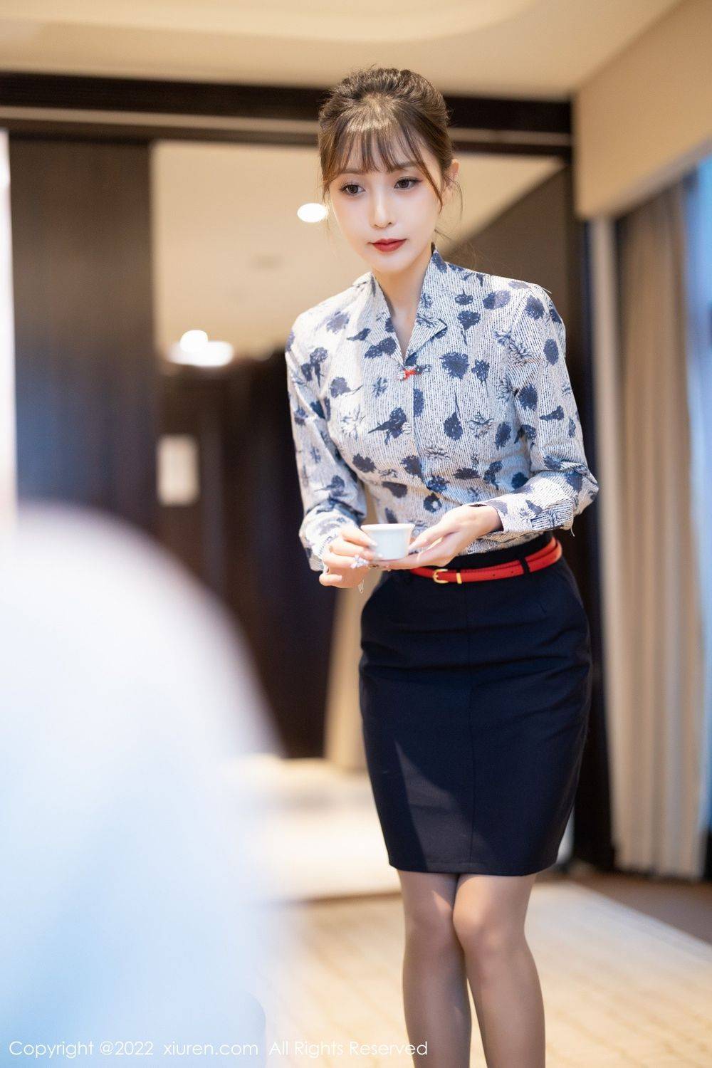 秀人网美女模特林星阑蓝色花纹上衣搭配深色短裙性感写真-11