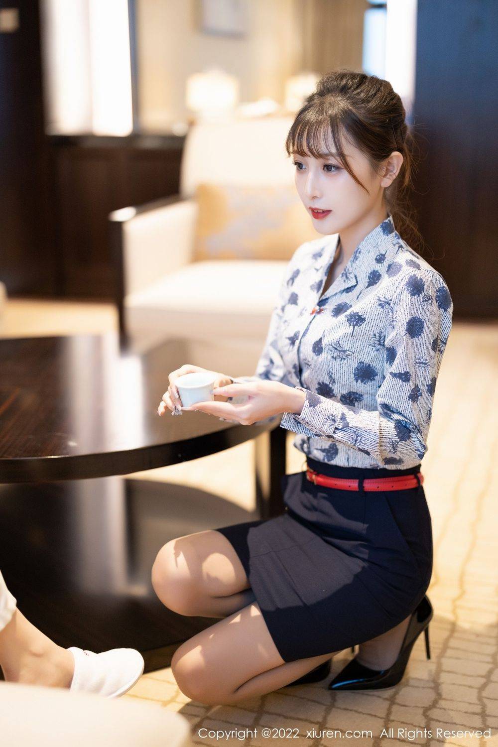 秀人网美女模特林星阑蓝色花纹上衣搭配深色短裙性感写真-12