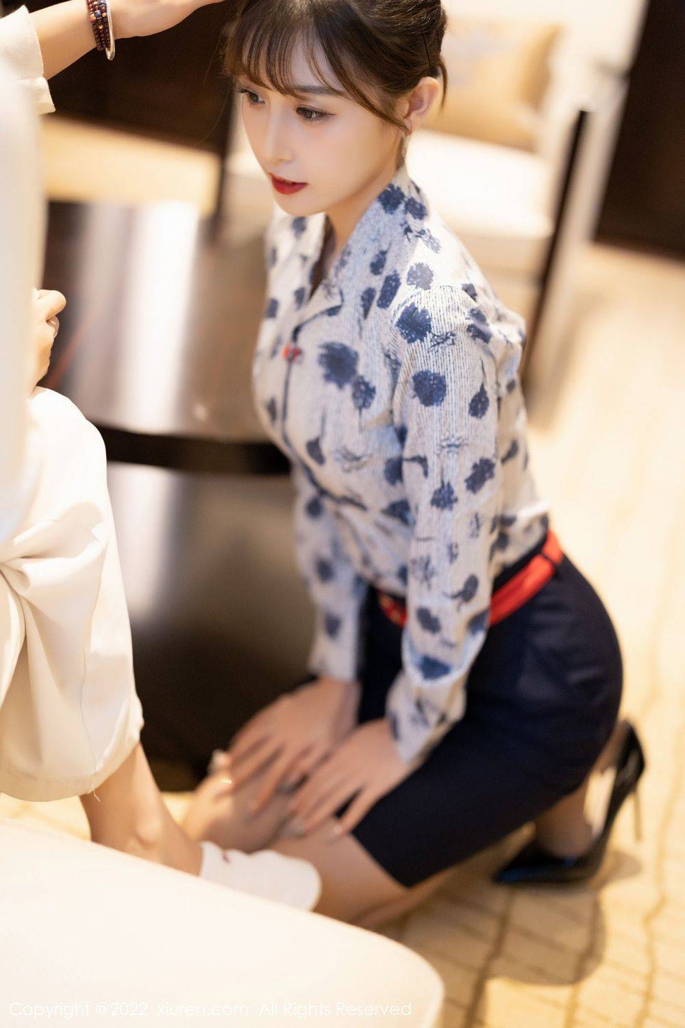 秀人网美女模特林星阑蓝色花纹上衣搭配深色短裙性感写真-13