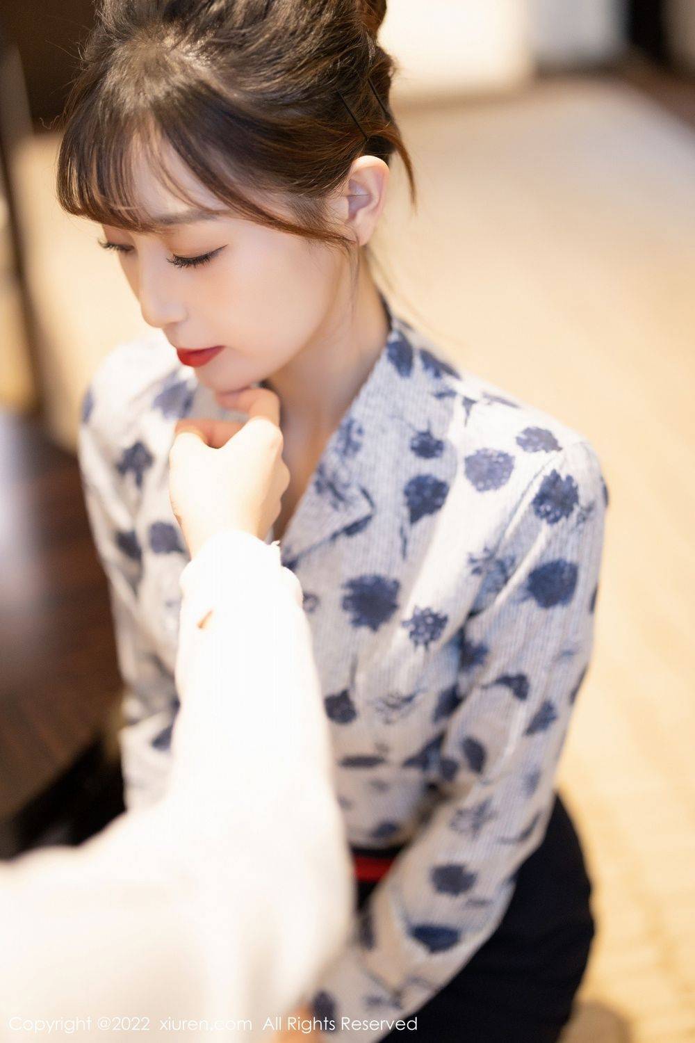 秀人网美女模特林星阑蓝色花纹上衣搭配深色短裙性感写真-15