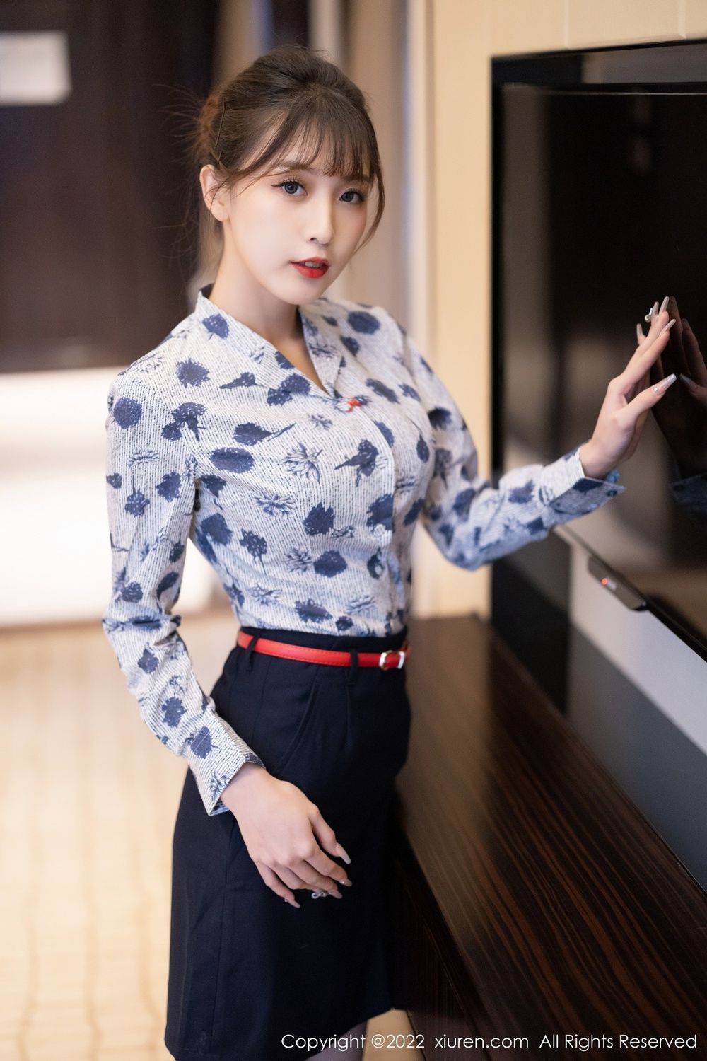 秀人网美女模特林星阑蓝色花纹上衣搭配深色短裙性感写真-18