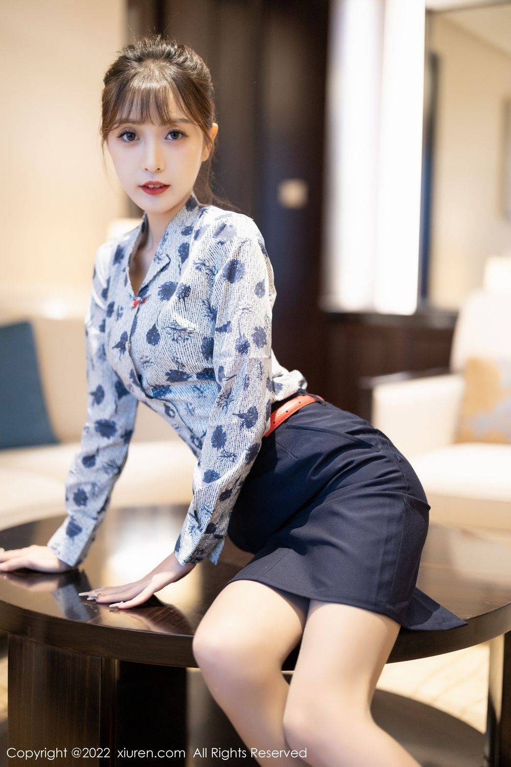 秀人网美女模特林星阑蓝色花纹上衣搭配深色短裙性感写真-20