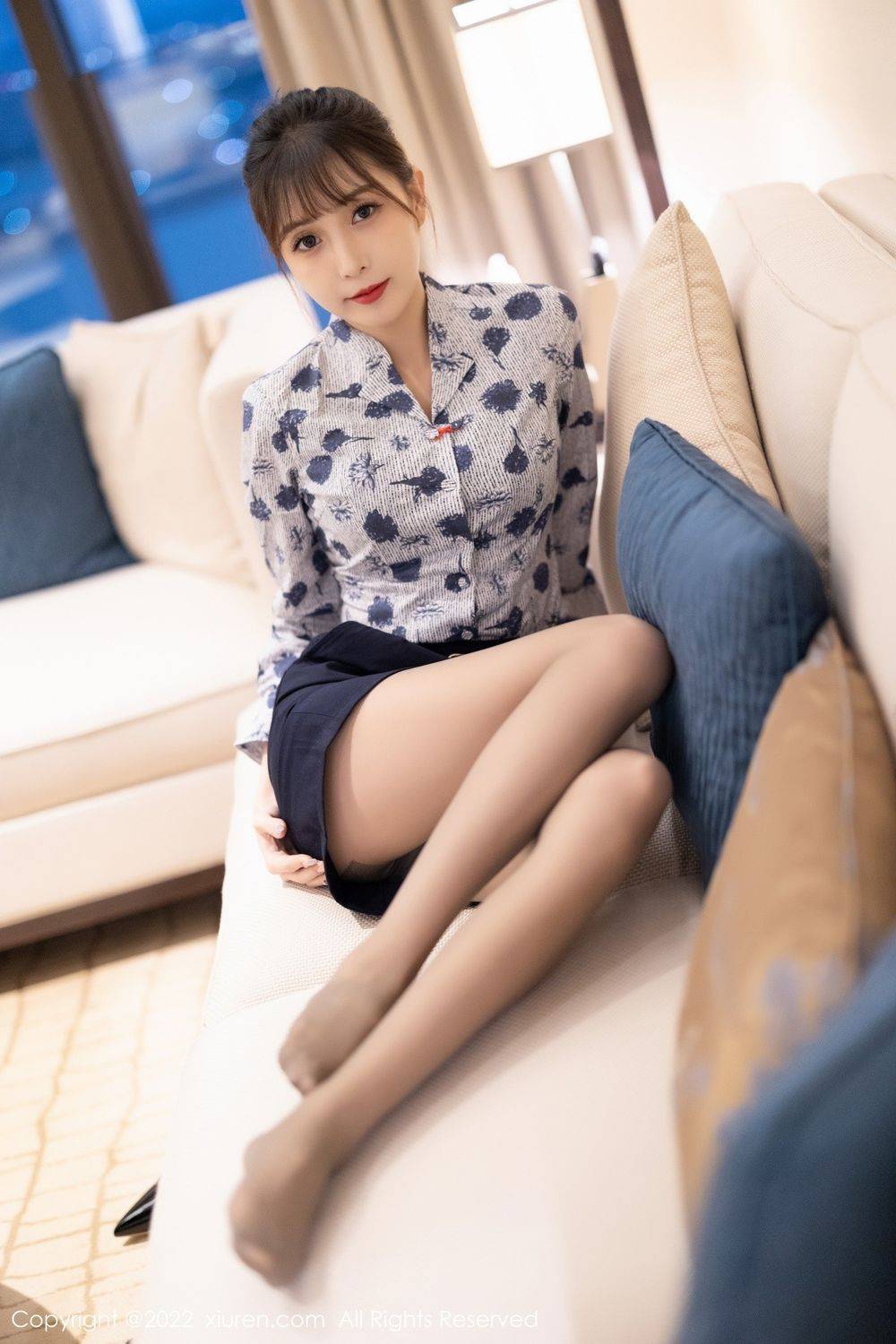 秀人网美女模特林星阑蓝色花纹上衣搭配深色短裙性感写真-35