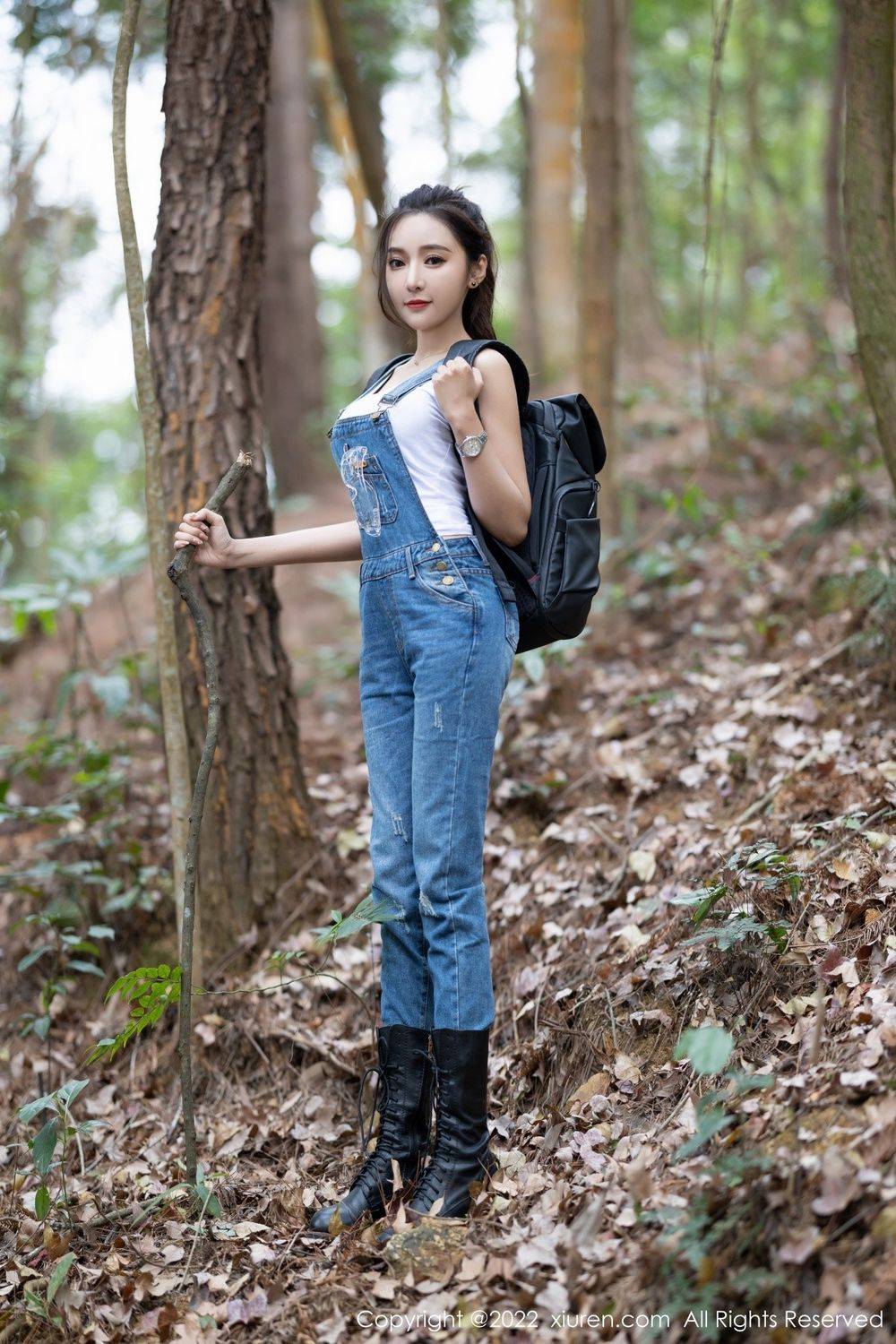 秀人网性感女神王馨瑶yanni白色上衣+吊带牛仔裤户外写真-2