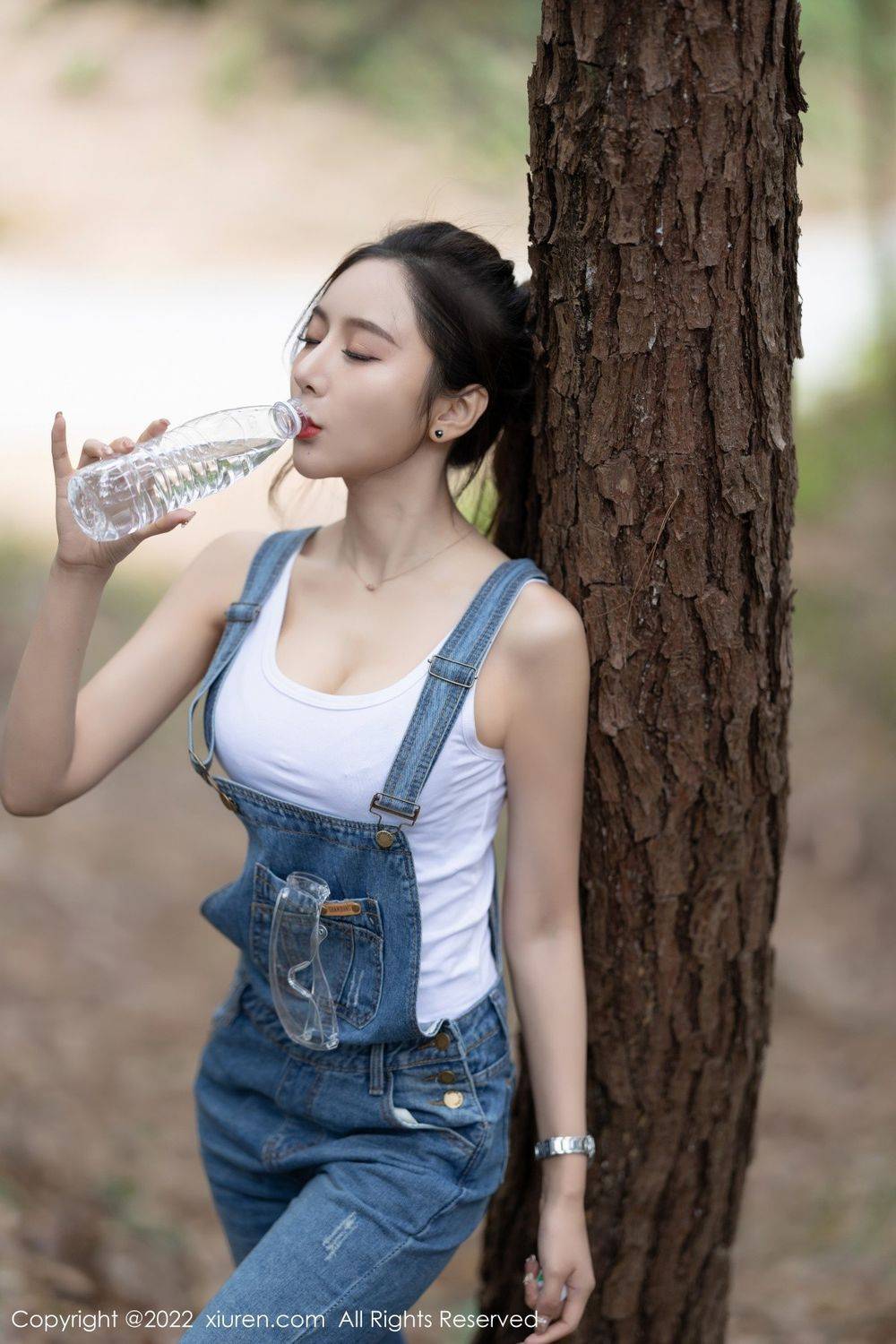 秀人网性感女神王馨瑶yanni白色上衣+吊带牛仔裤户外写真-17