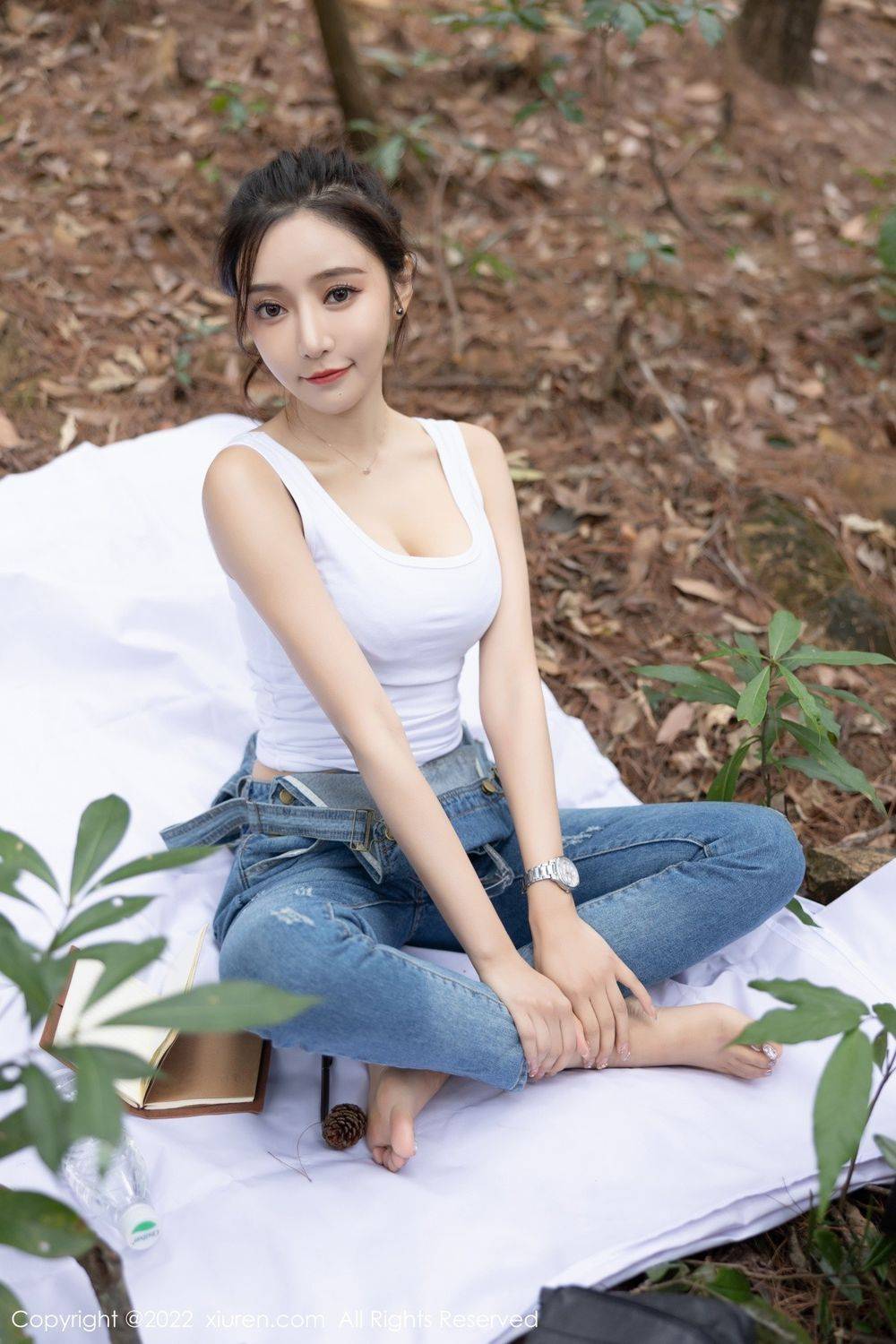 秀人网性感女神王馨瑶yanni白色上衣+吊带牛仔裤户外写真-20