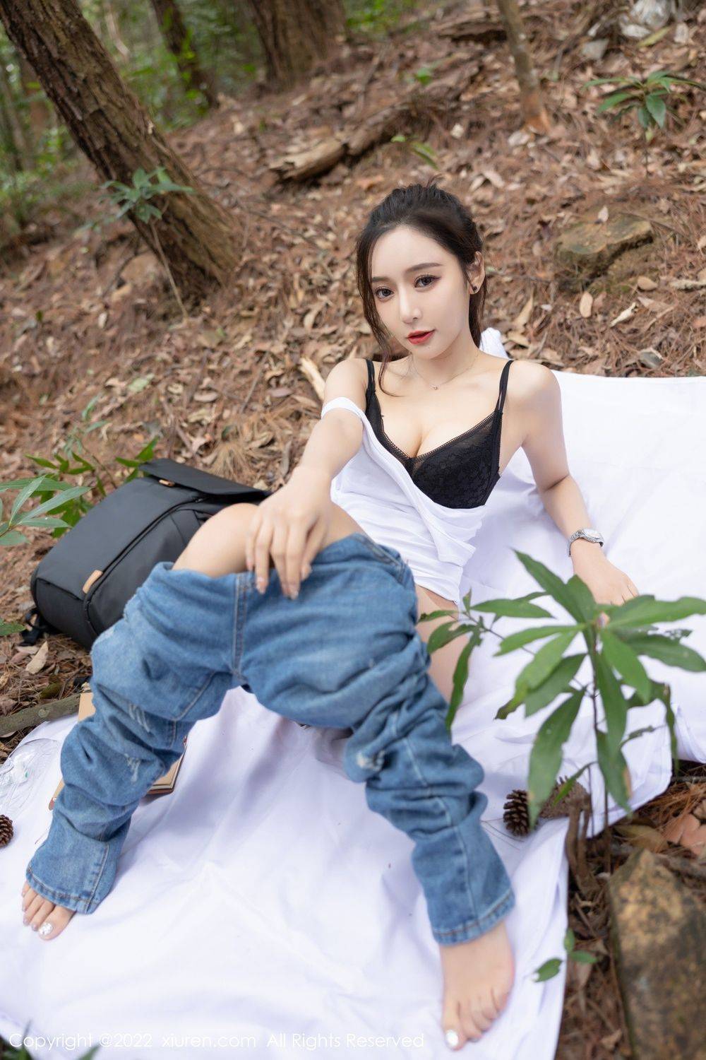 秀人网性感女神王馨瑶yanni白色上衣+吊带牛仔裤户外写真-26