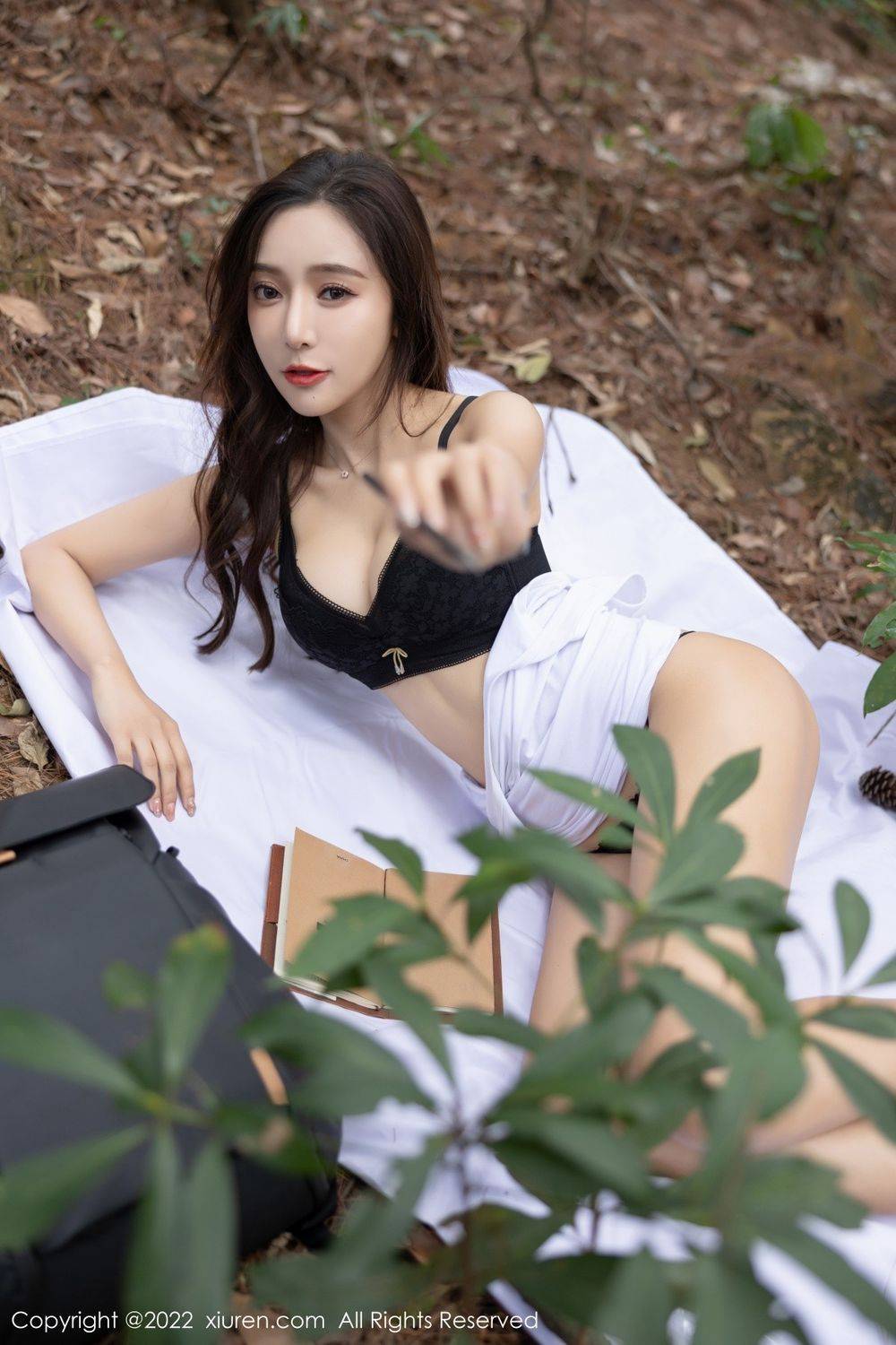 秀人网性感女神王馨瑶yanni白色上衣+吊带牛仔裤户外写真-51