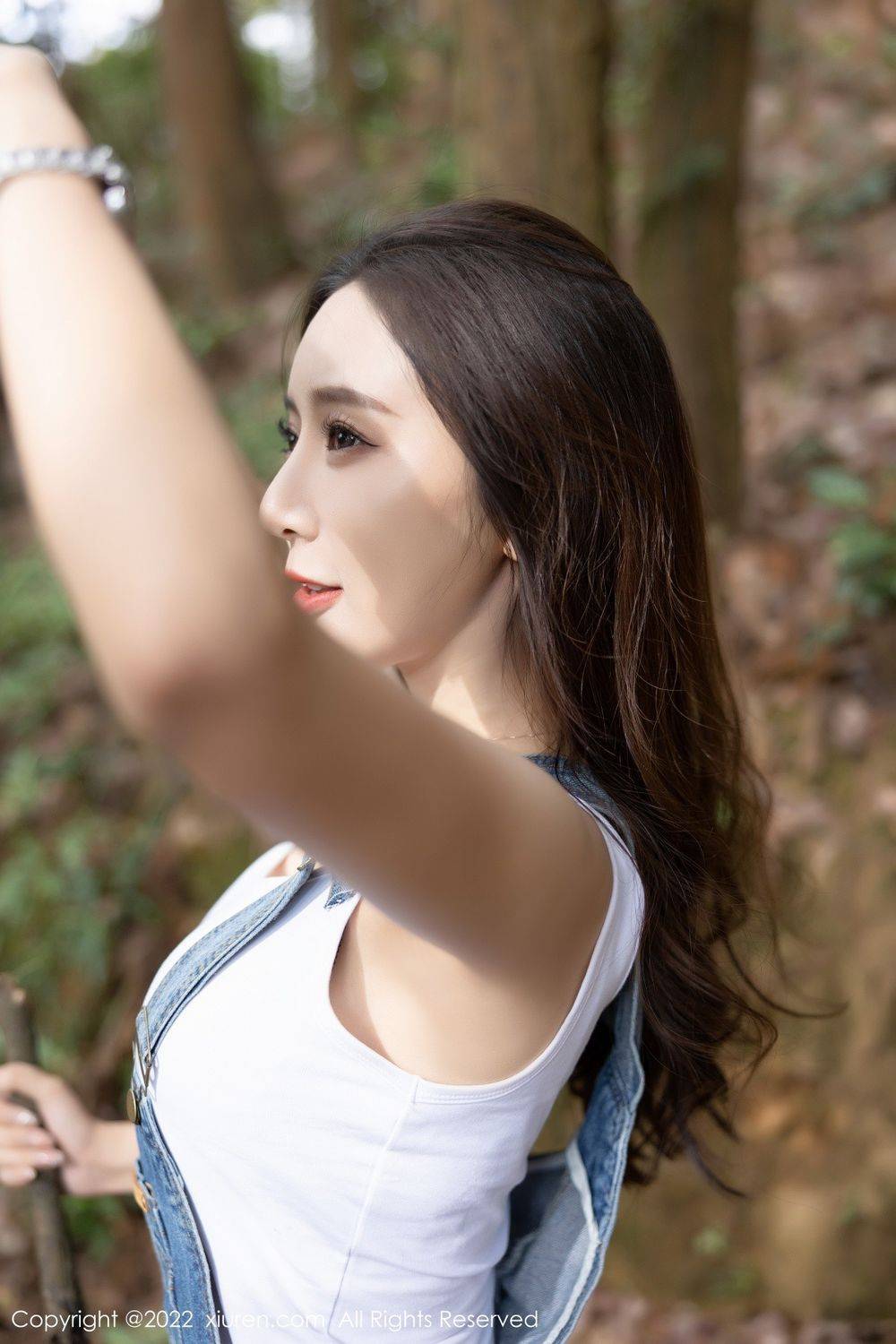 秀人网性感女神王馨瑶yanni白色上衣+吊带牛仔裤户外写真-52