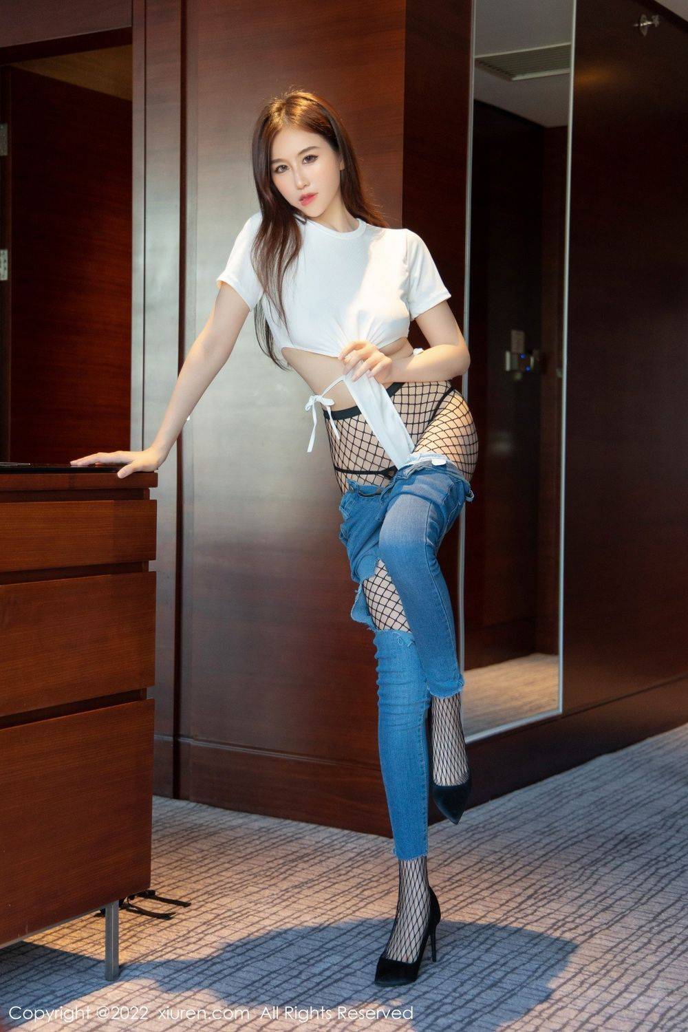 秀人网美女模特月音瞳白色收身上衣搭配蓝色牛仔裙写真-5