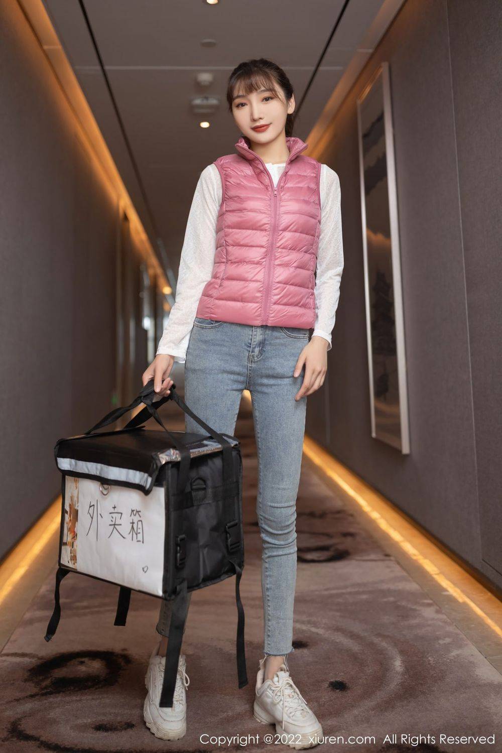 秀人网美女模特陆萱萱粉色羽绒背心外卖配送员主题写真