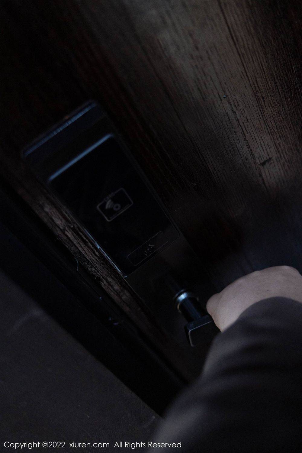 秀人网性感女神绮里嘉ula黑色露肩连衣短裙配诱人黑丝写真-19