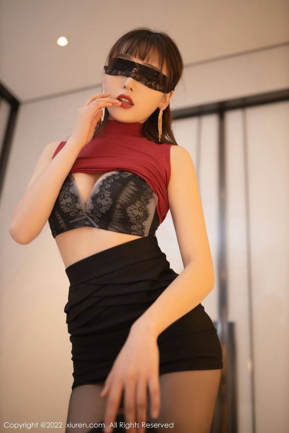 秀人网美女模特陆萱萱红色收身上衣搭配黑色短裙诱人写真-37