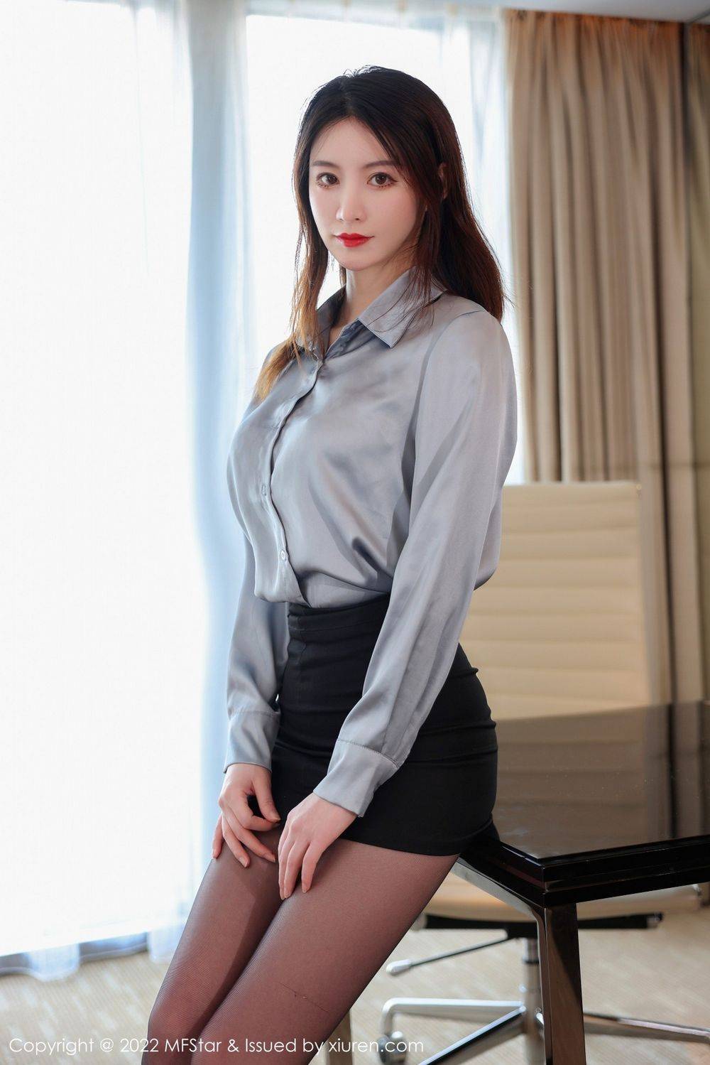 模范学院美女模特yoo优优灰色上衣配黑色短裙海南岛旅拍-12